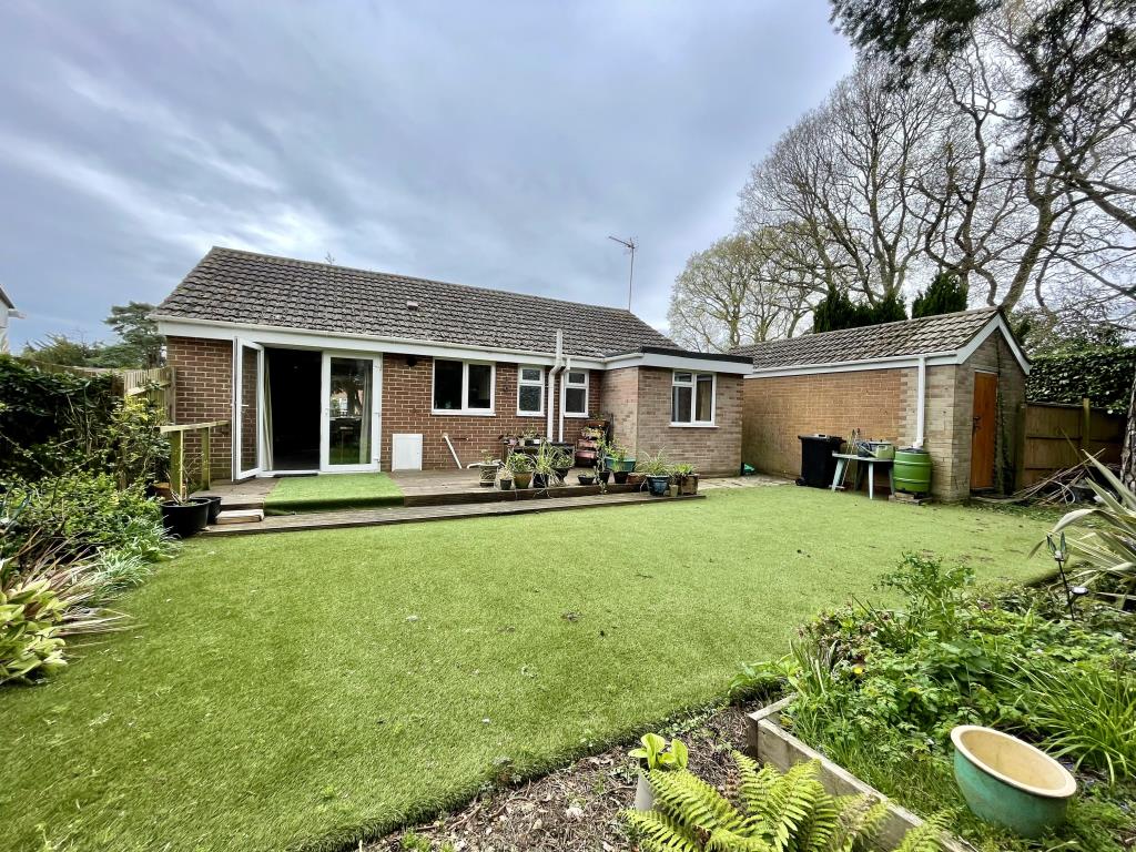Lot: 33 - BUNGALOW FOR IMPROVEMENT IN ATTRACTIVE LOCATION - rear view of bungalow and back garden